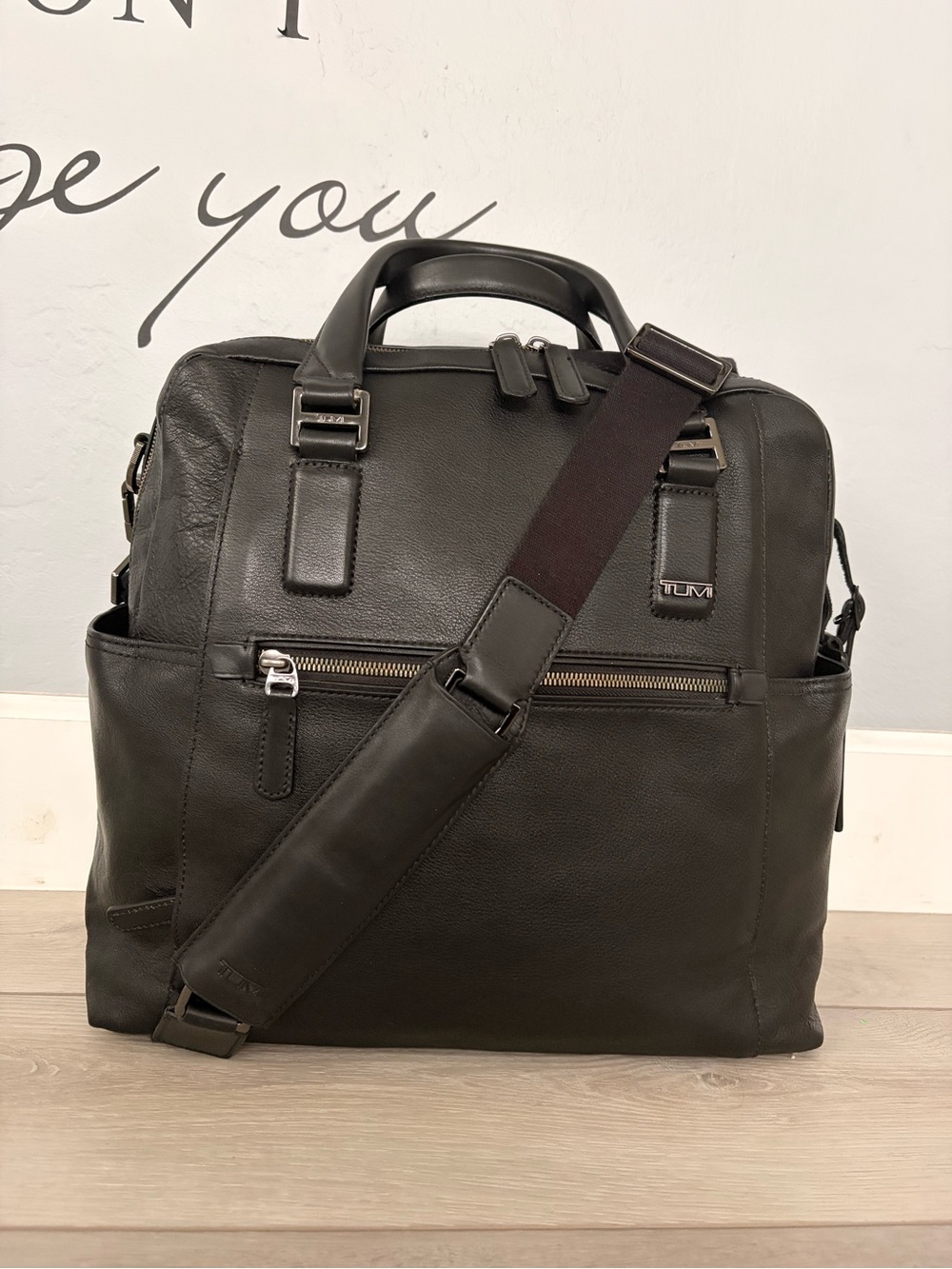 NWOT Tumi Beacon Hill Smith Jetsetter Leather Bag with Adjustable Shoulder Strap
